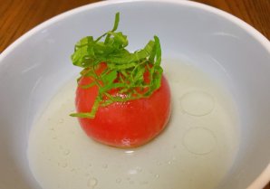 ＼　7月29日は白だしの日　／ということでトマトの出汁浸しを作ってみました湯剥きしたトマトを白だしに浸け仕上げにあまに油をひ...